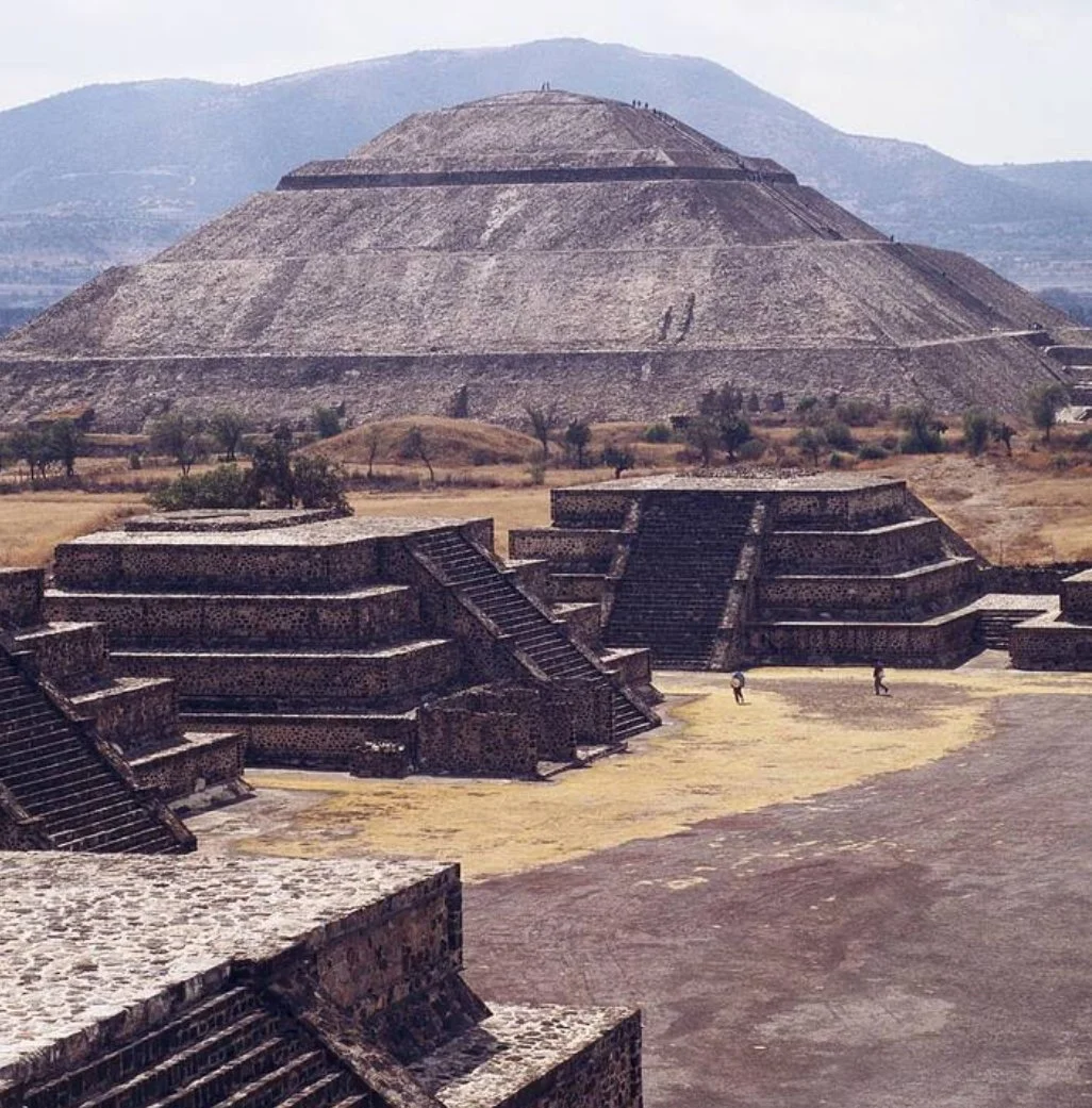 Teotihuacan: la Pirámide del Sol vista desde la Plaza de la Luna