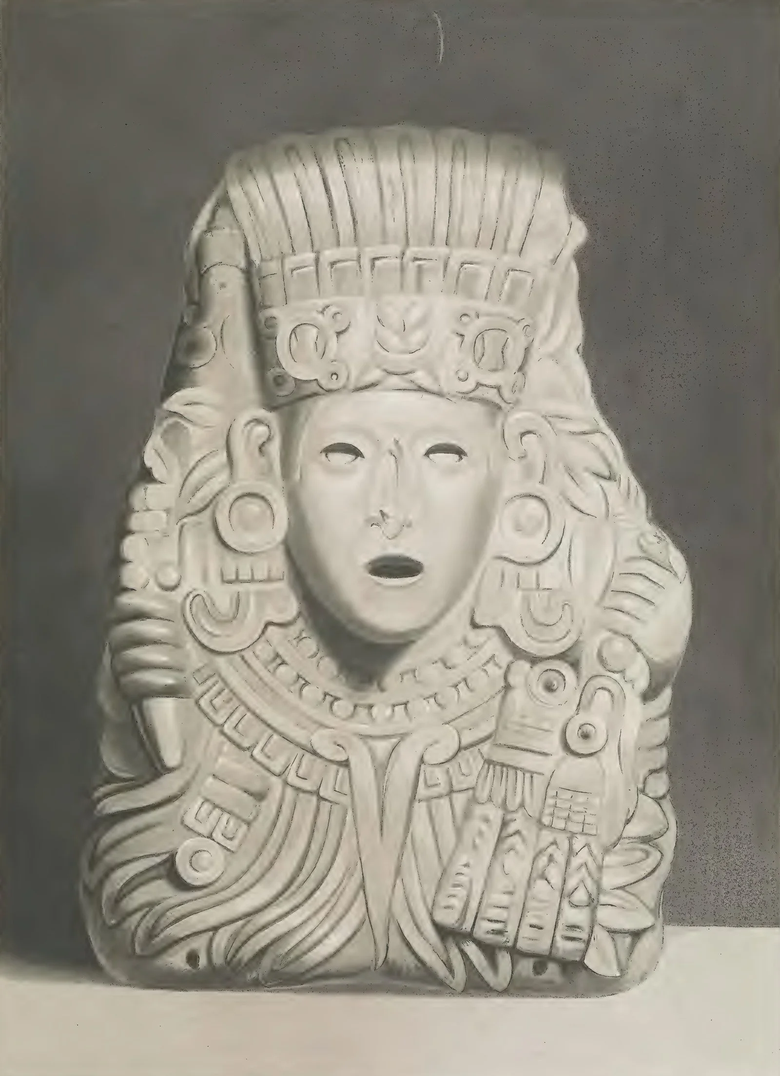 Litografía de 1831: un busto de piedra visto de frente, con un rostro de ojos huecos y boca abierta, tocado de plumas, grandes adornos circulares en las orejas, un collar y el cuerpo envuelto en espirales de plumas