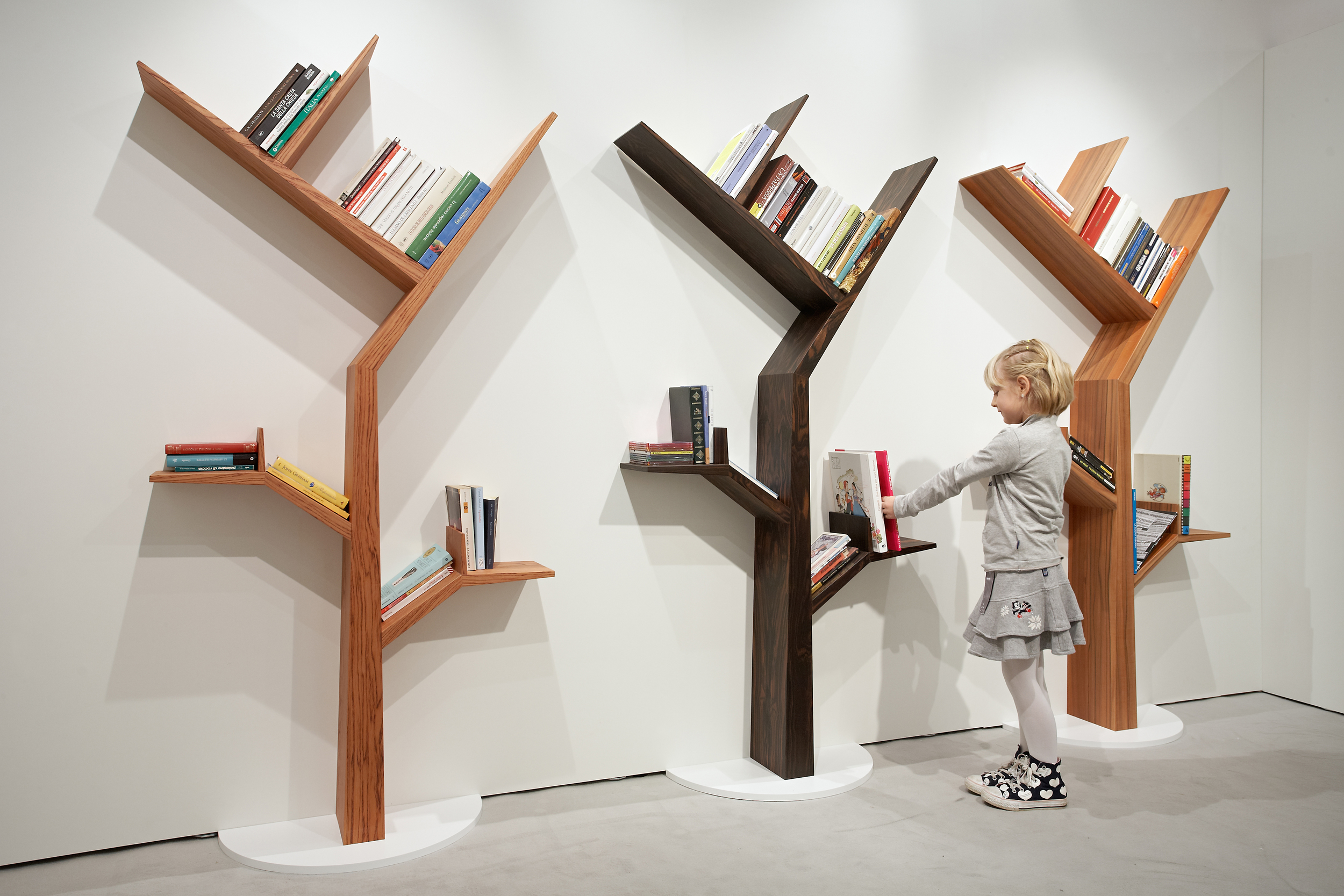 Книга в форме дерева. Полка для книг. Дизайнерские полки. Полка дерево. Необычные книжные полки.