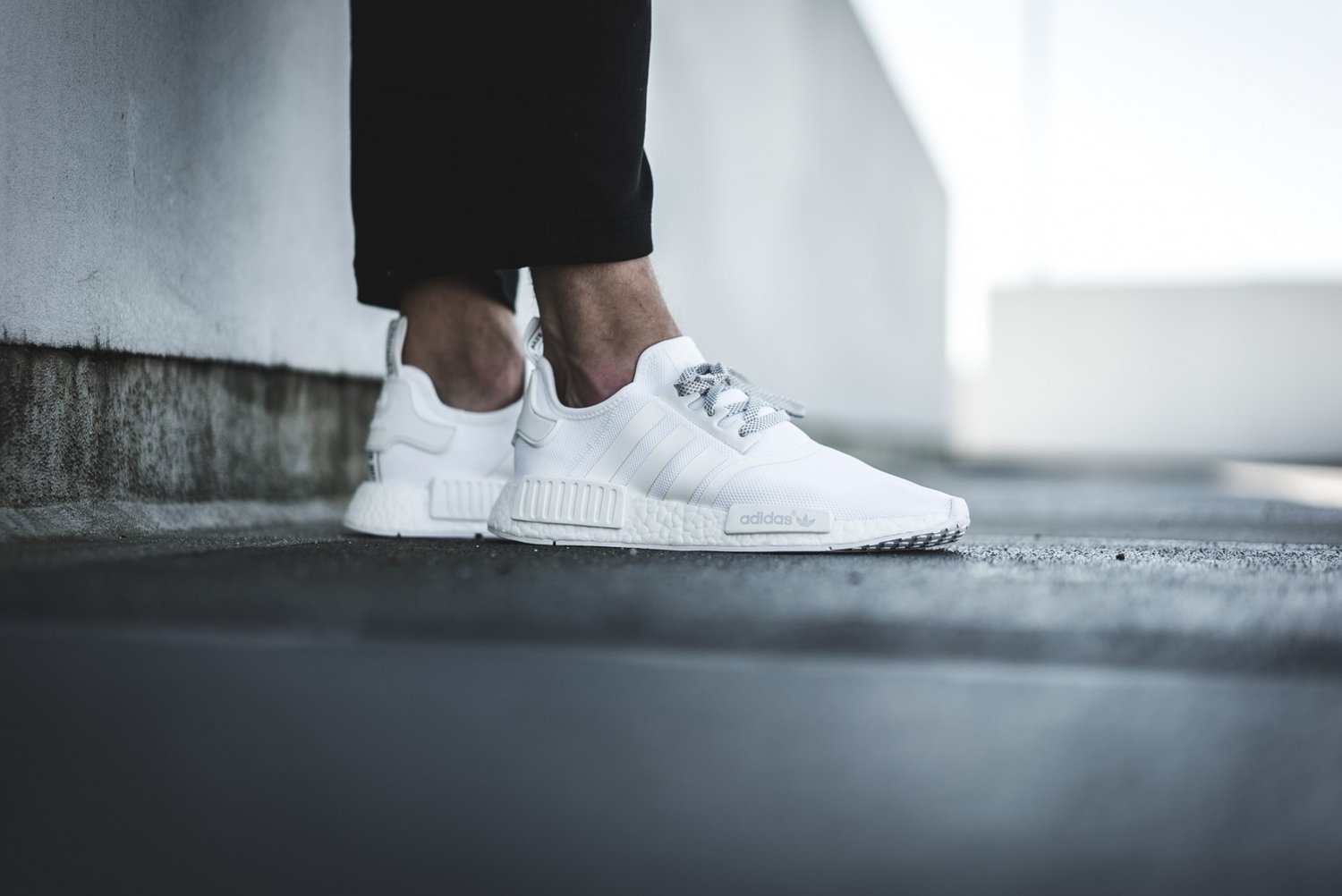 Adidas Ozelio белые женские на ноге