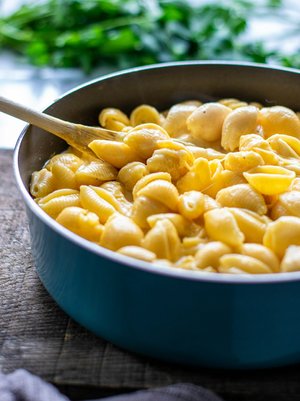 crockpot of mac and cheese shells