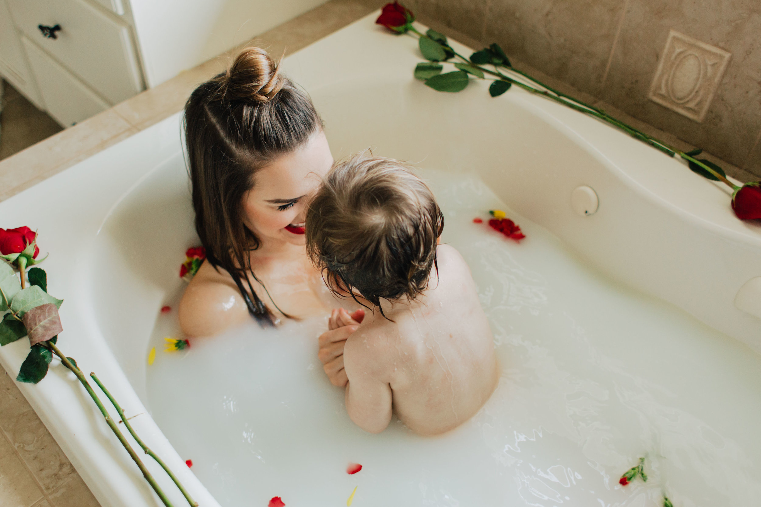 Мать сына в ванной видео. Мама в ванной. Фотосессия в ванной с ребенком и мамой. Мама и малыш в ванной. Девочки с мамой в ванной.