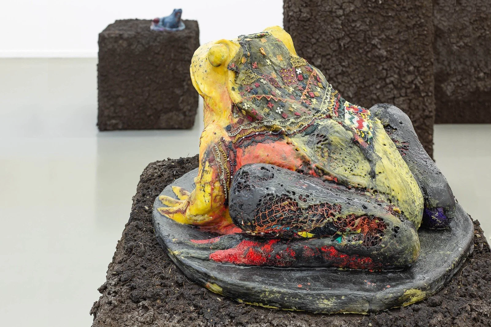 A curbing wall of debris / nesting at Centre Culturel Suisse, Paris
