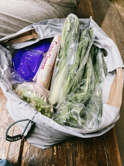 12 公升摺疊隨身袋裝滿蔬菜