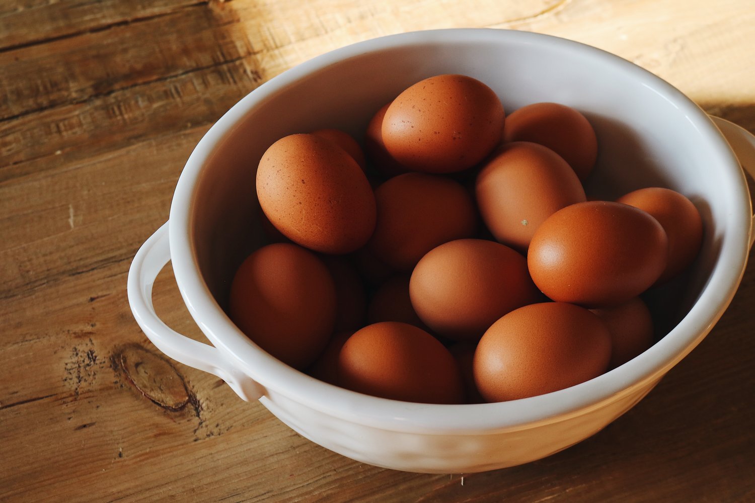 Можно ли мыть домашние яйца перед хранением. Домашние куриные яйца. Хранение яиц. Яйца в холодильнике. Холодильниковые яйца.
