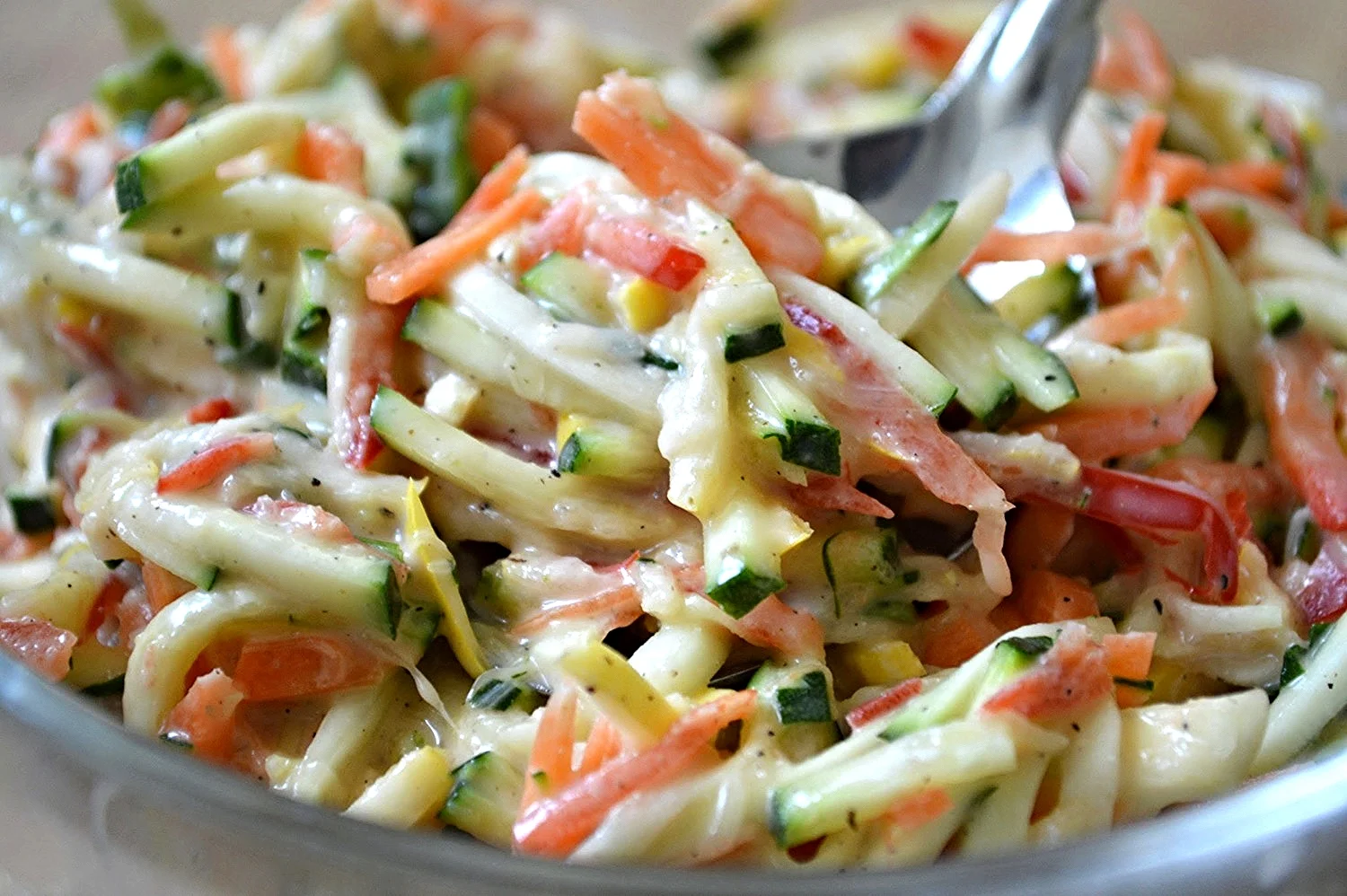 Салат остренький. Салатики к новогоднему столу. Острый салат. Салат с кальмарами и крабовыми палочками и кукурузой. Салат бонапарт.