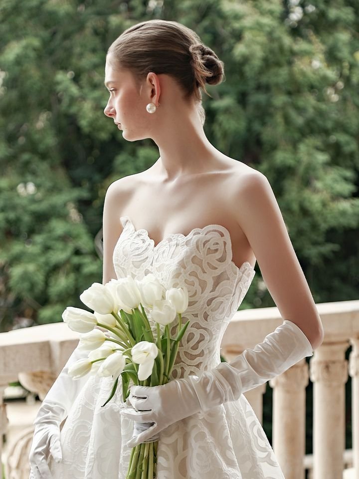 01062601 玫瑰花窗 白色心型領蓬裙白紗・玫瑰鏤空蕾絲・上身