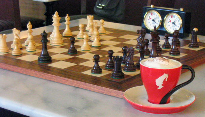 Играть шахматы кофе. Кофе и шахматы. Шахматы утро. Шахматы в кафе. Шахматы утро кофе.
