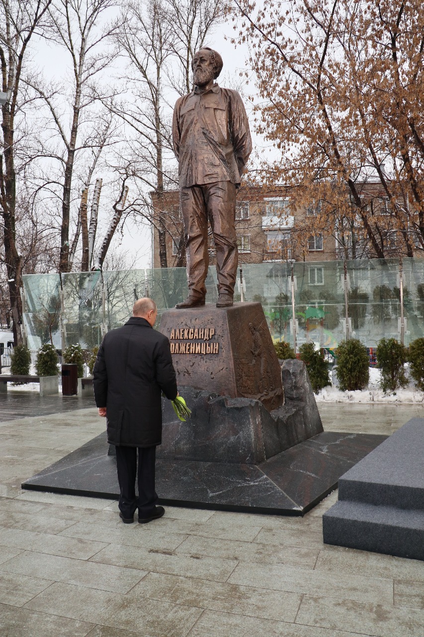 Памятник солженицыну в москве