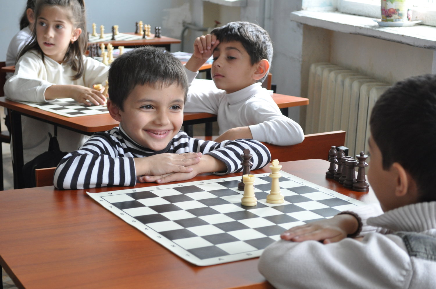 Игра армян. Шахматы и дети в Армении. Шахматы для детей. Шахматы в школе. Шахматы в Армении школьный предмет.
