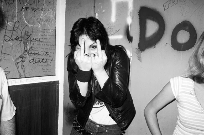 Joan-Jett-Flips-Me-The-Finger-brad_elterman-777x514.jpg