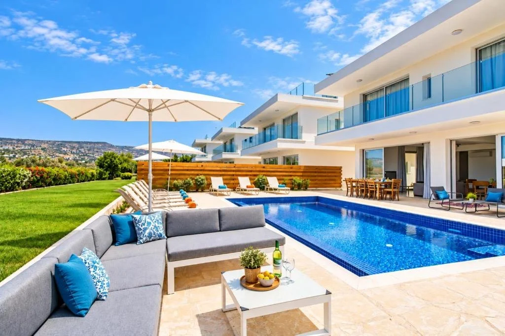 Außenansicht der Camp-Villa mit Pool