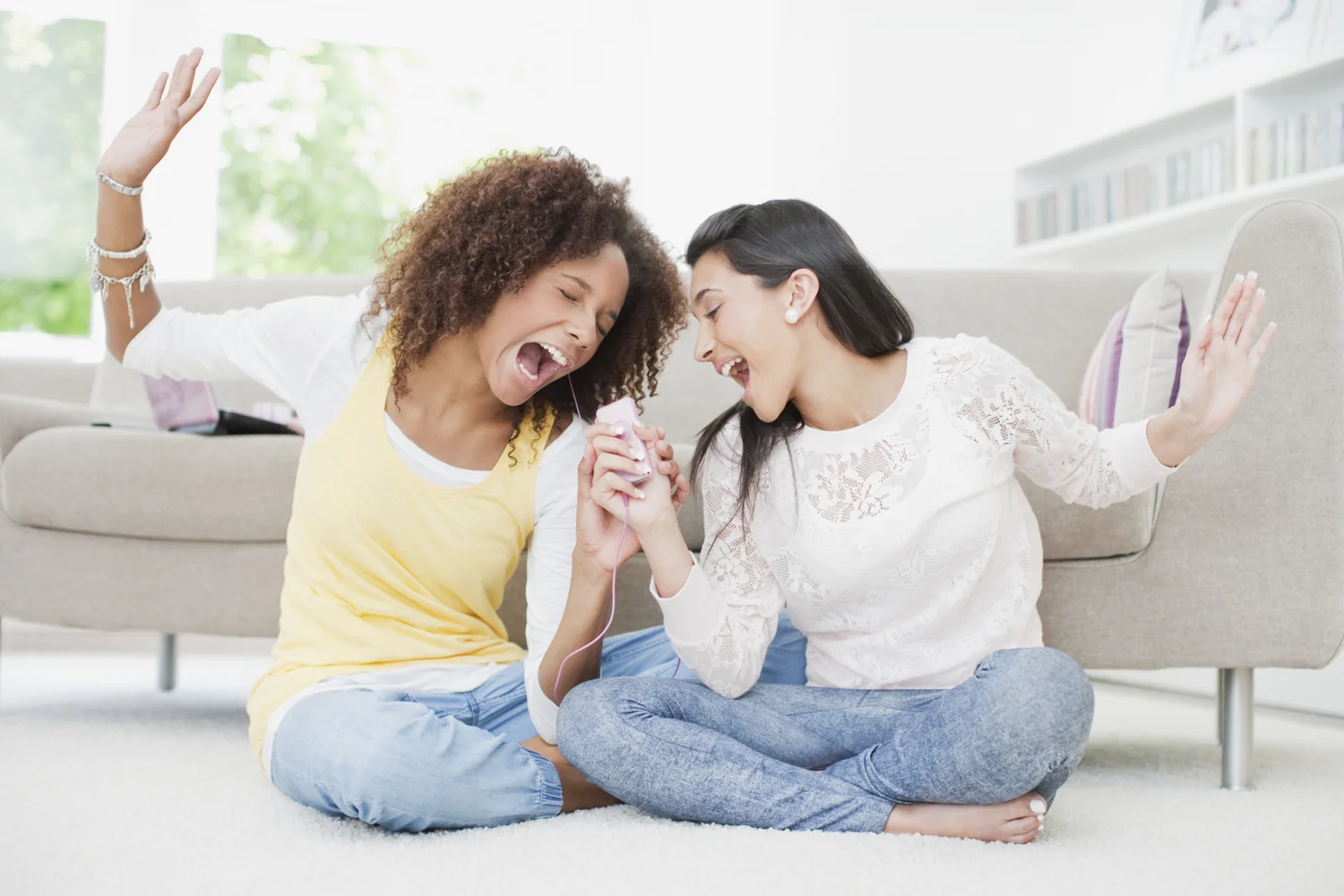 подруги беседуют. девушка в наушниках. девушка в наушниках. We listened to the girls. модельная песня.