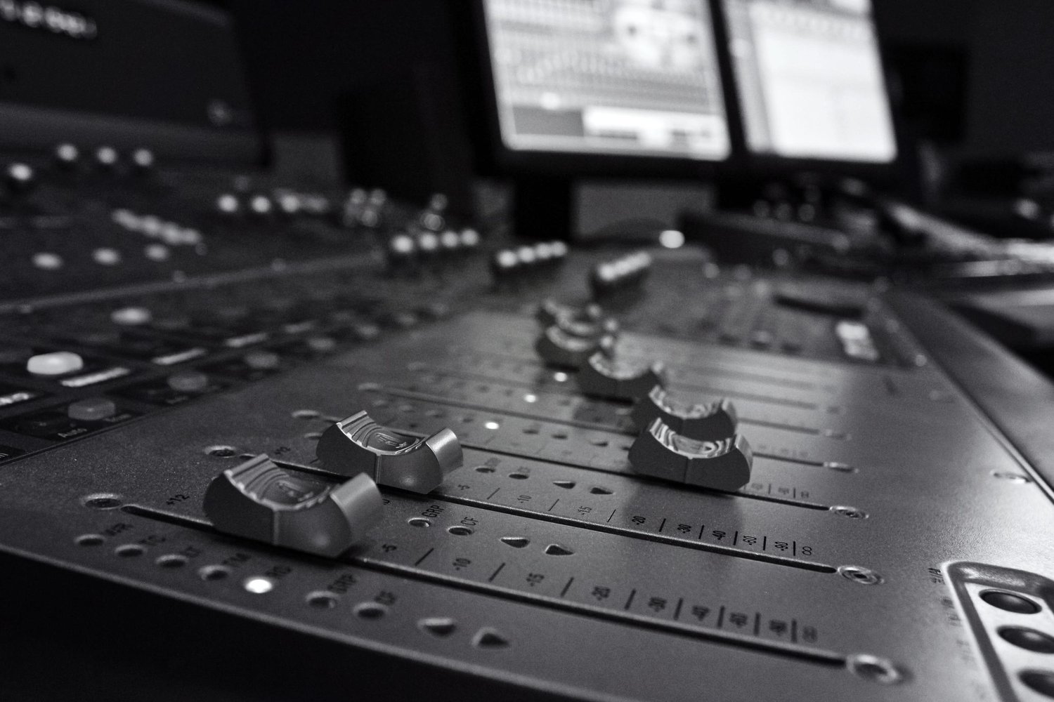 Музыкант в студии. Миксинг диджей. Студийный микрофон. Музыкальное сведение. Сведение мастеринг музыки.