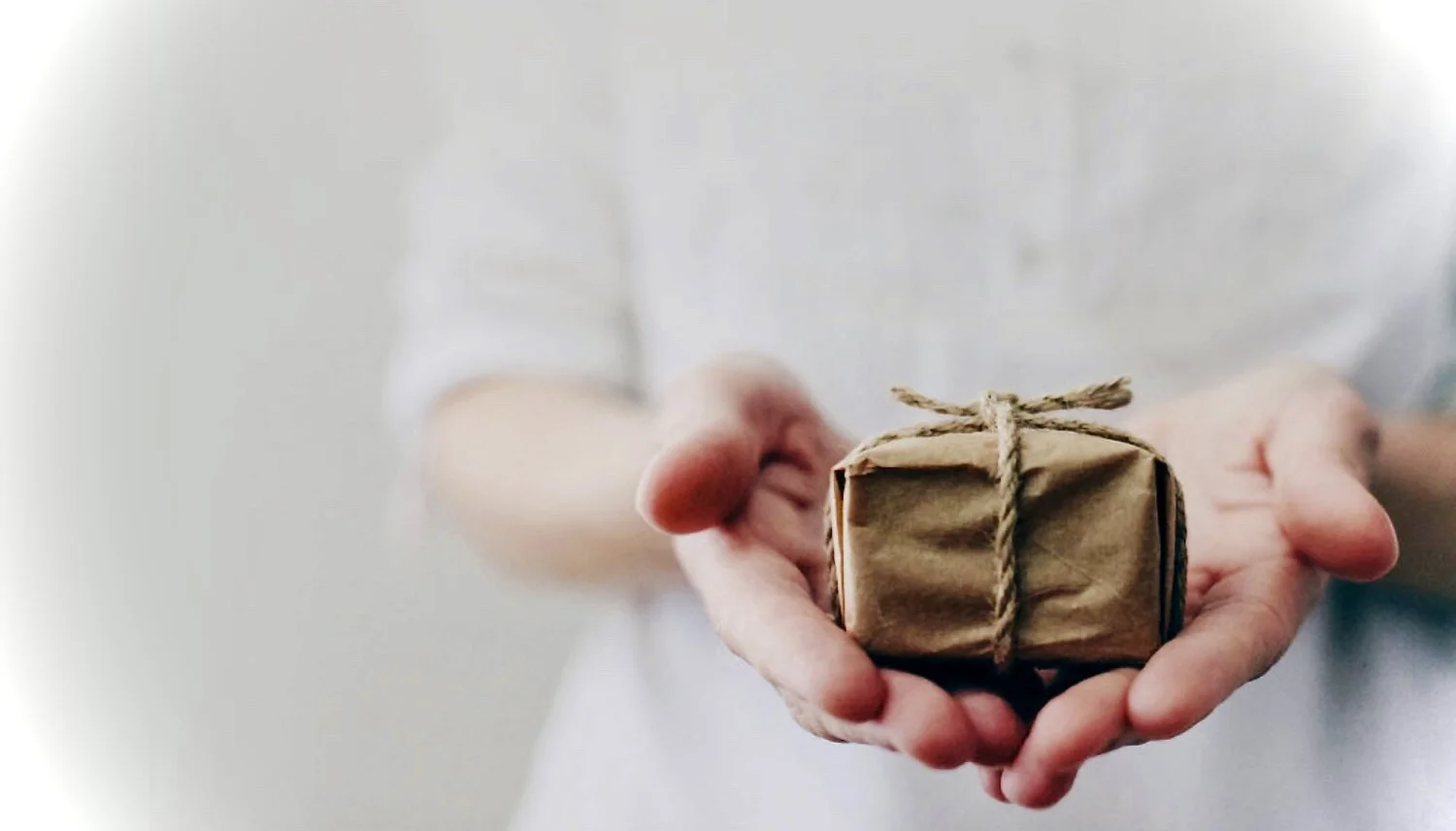 Ребенок с сердцем в руках. Благотворительность. Красивые фото по благотворительности. Пожертвование красивые картинки. Charity giving.