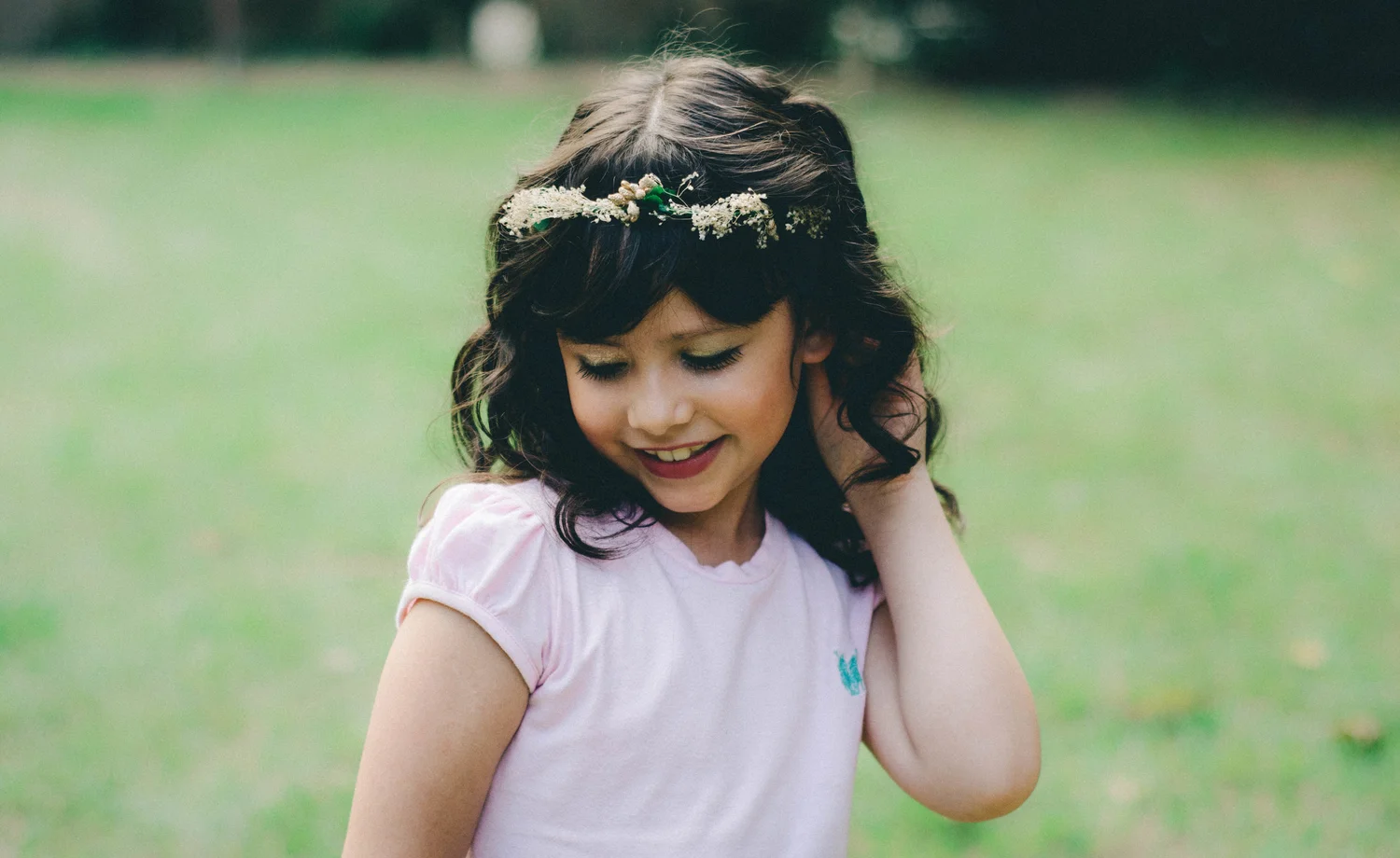 милая маленькая девочка. 1 девочка нужна. 1 девочка нужна. грустная девочка. объятия детей.