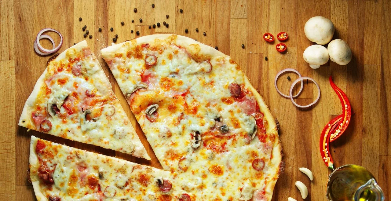 секреты идеальной пиццы. пицца с чипсами. польза пиццы для организма. 200 пицц. вредна ли пицца.