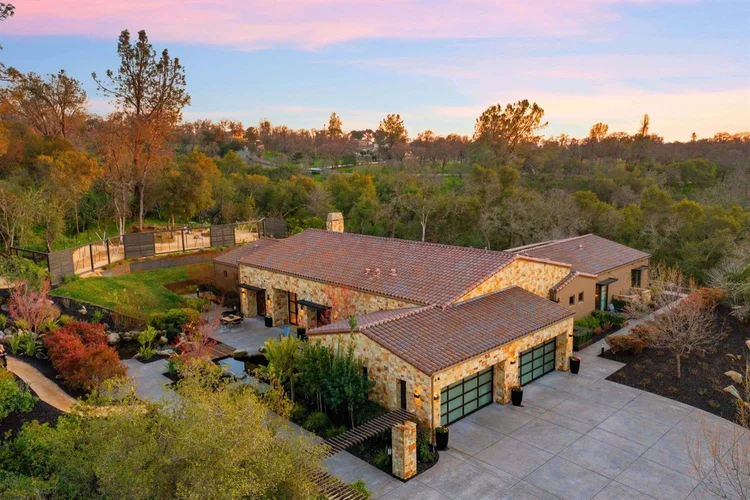 Malibu Estate veneer on a facade.