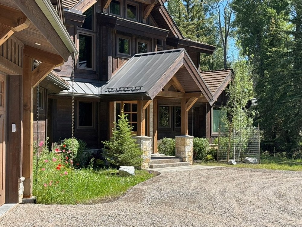 Tuscany Bronze field veneer on a facade and entry in split and natural faces with dry-stack joints.