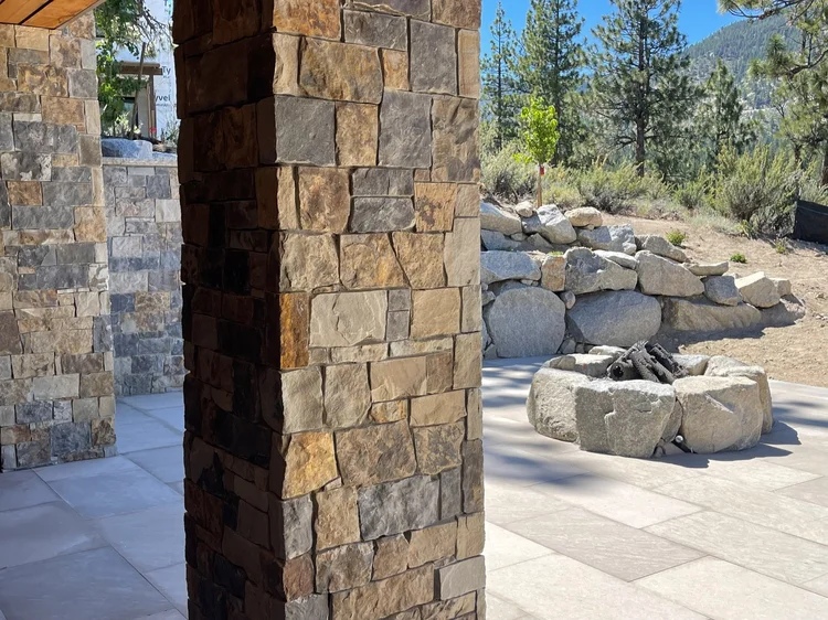 Aspen Estate veneer, Indiana Limestone pavers, and Indiana Limestone column caps on a patio.