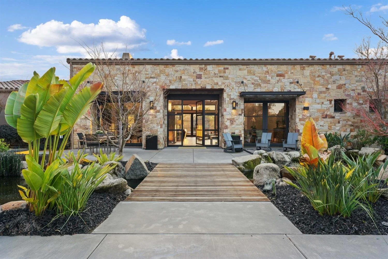 Malibu Estate veneer on a facade.