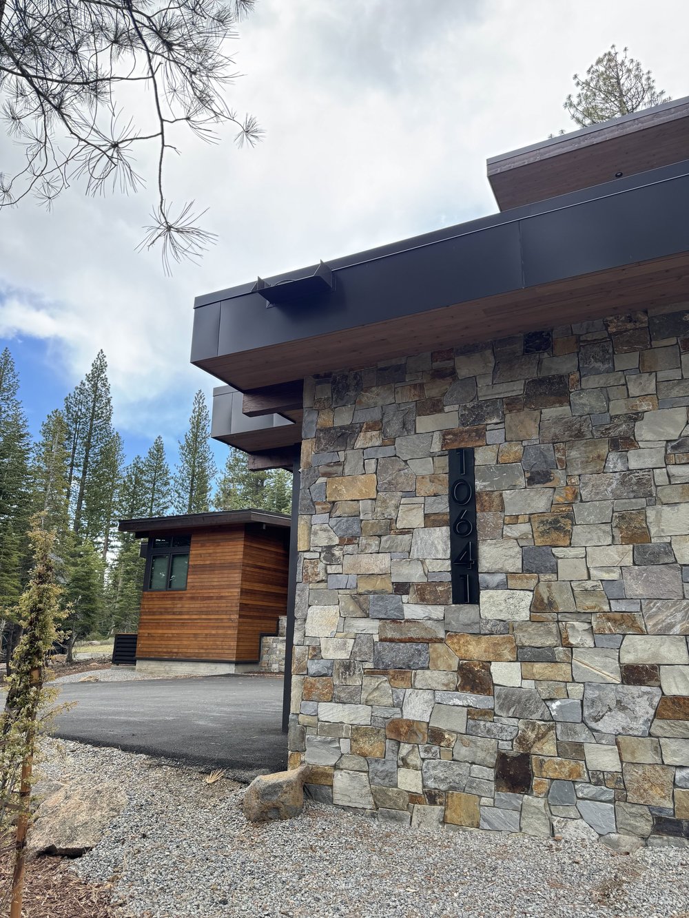 Yellowstone River and Gallatin River blended veneer on a facade with house numbers, split and natural faces.