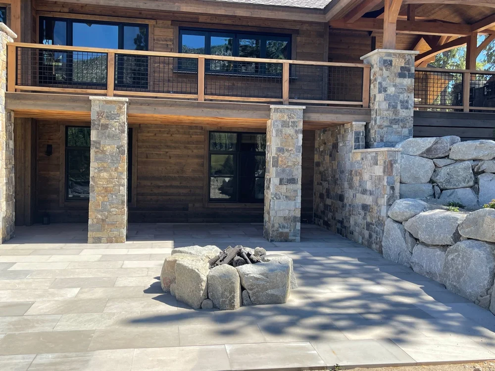 Aspen Estate veneer, Indiana Limestone pavers, and Indiana Limestone column caps on a patio.