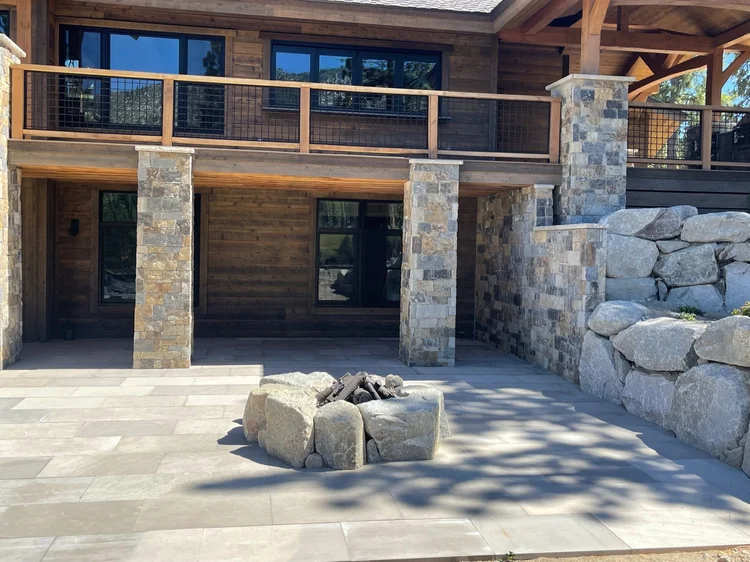 Aspen Estate veneer, Indiana Limestone pavers, and Indiana Limestone column caps on a patio.