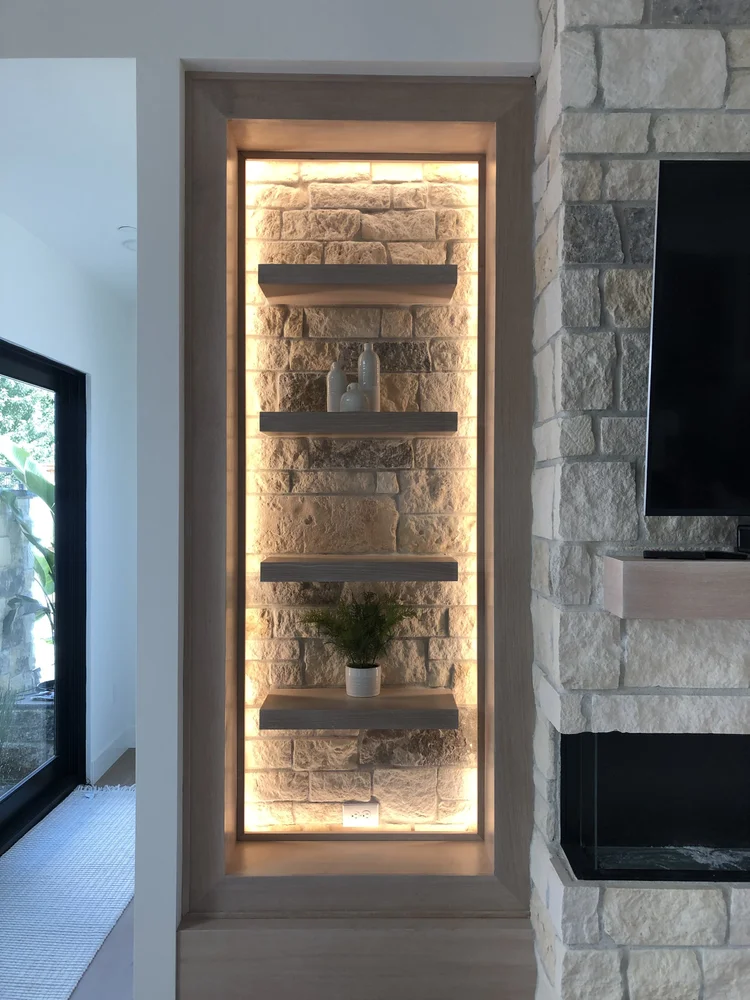 Oceanside Estate ashlar veneer in split and natural faces with raked joints on an interior fireplace surround.