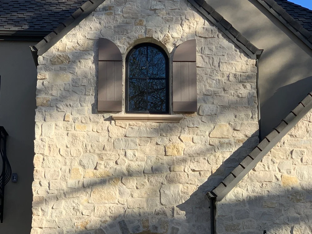 Tuscany field veneer detail on a facade in split and natural faces with overgrout joints.