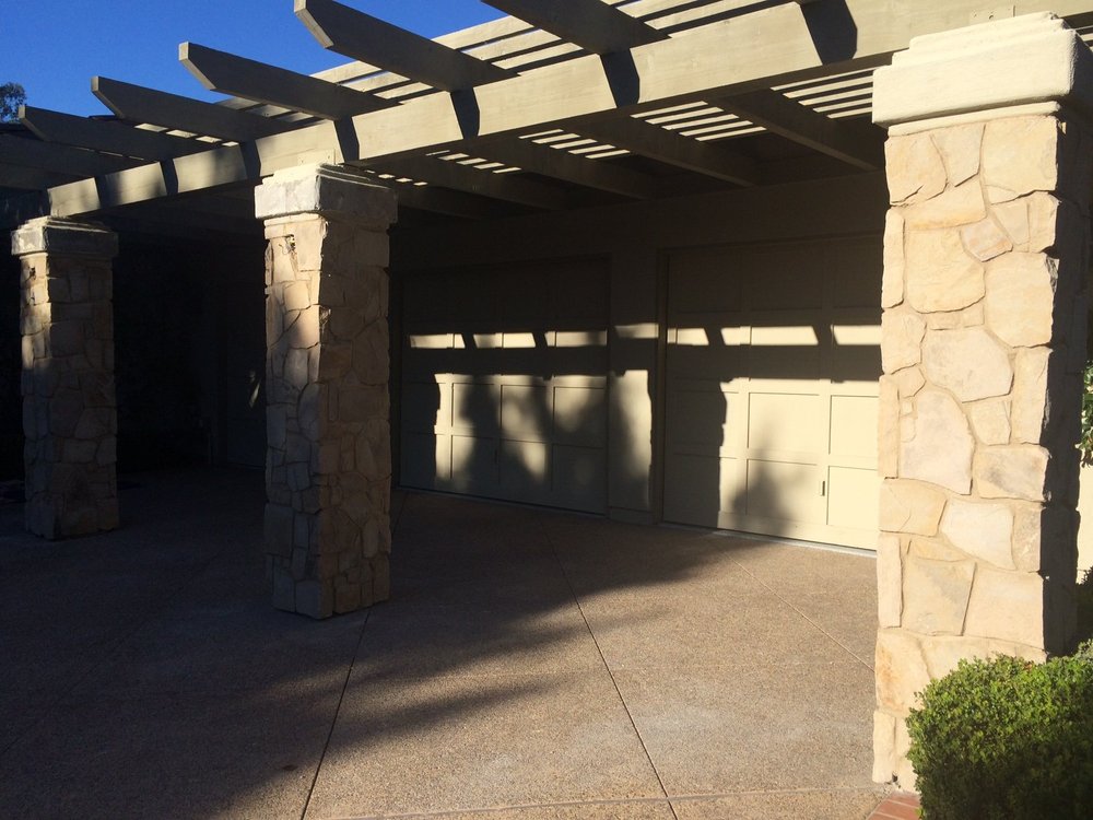 Split-face Mountain Valley mosaic veneer in irregular courses on a facade.