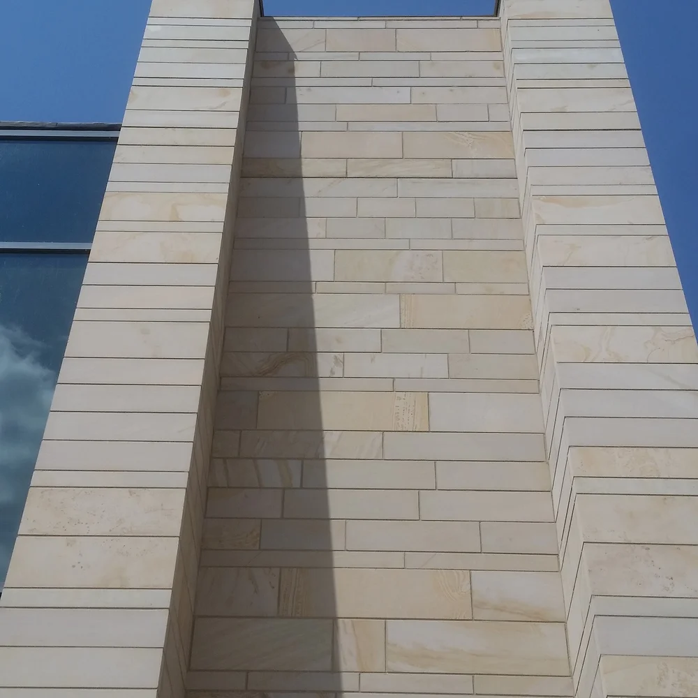 Honed Mountain Valley panel veneer laid in smooth dimensional courses.