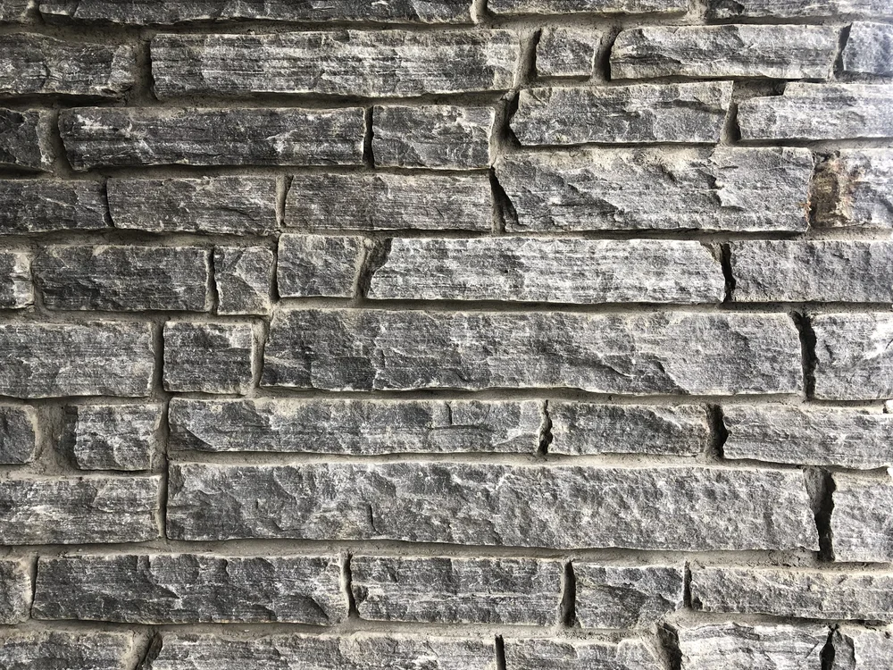 A flat field of Silver Pearl ledge, dark gray split courses laced with white quartz.