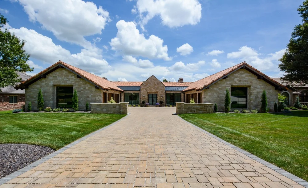 A three-stone blend of Cottonwood, Chestnut Shell, and Prairie Shell in natural and split faces at the entry.