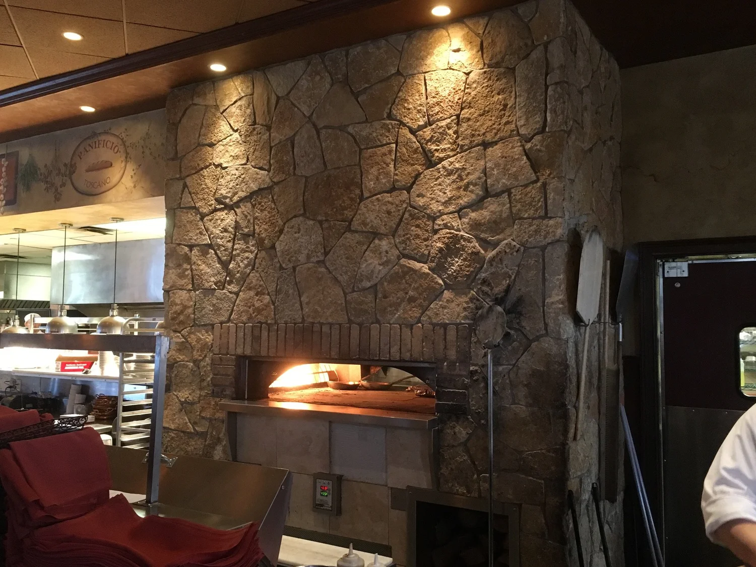 Tuscany Gold field veneer on an interior wall in split and natural faces with raked joints.