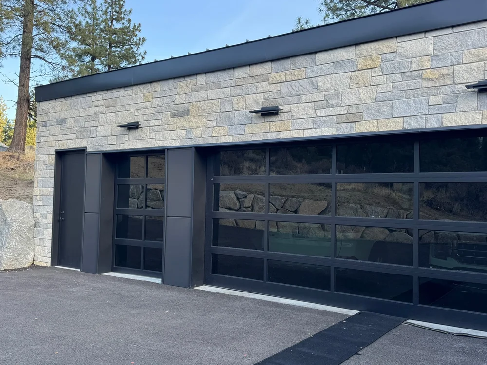 Bellevue Estate veneer on a facade.