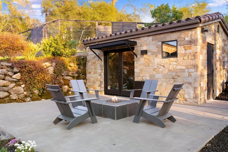 Malibu Estate veneer on a pool.