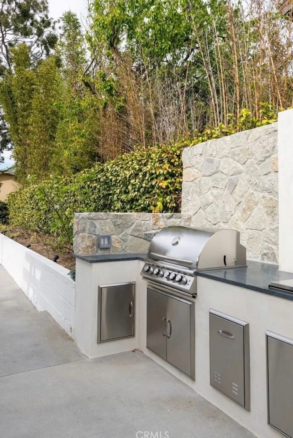 Tuscany Silver mosaic veneer on an outdoor kitchen in split and natural faces with flush joints.