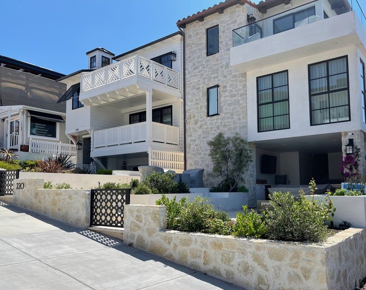 Tuscany field veneer in split and natural faces with overgrout joints across a facade and entry.