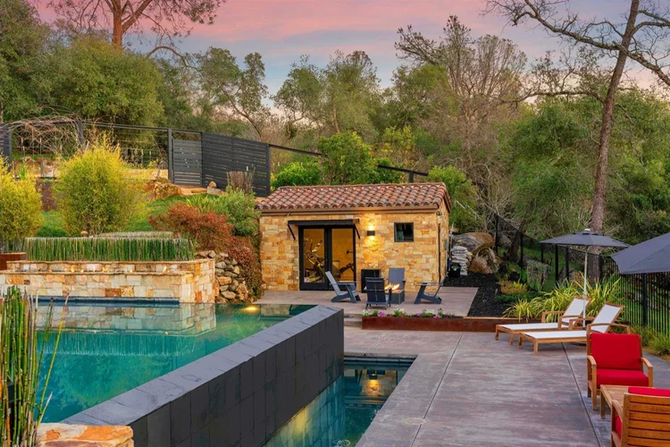 Malibu Estate veneer on a pool.