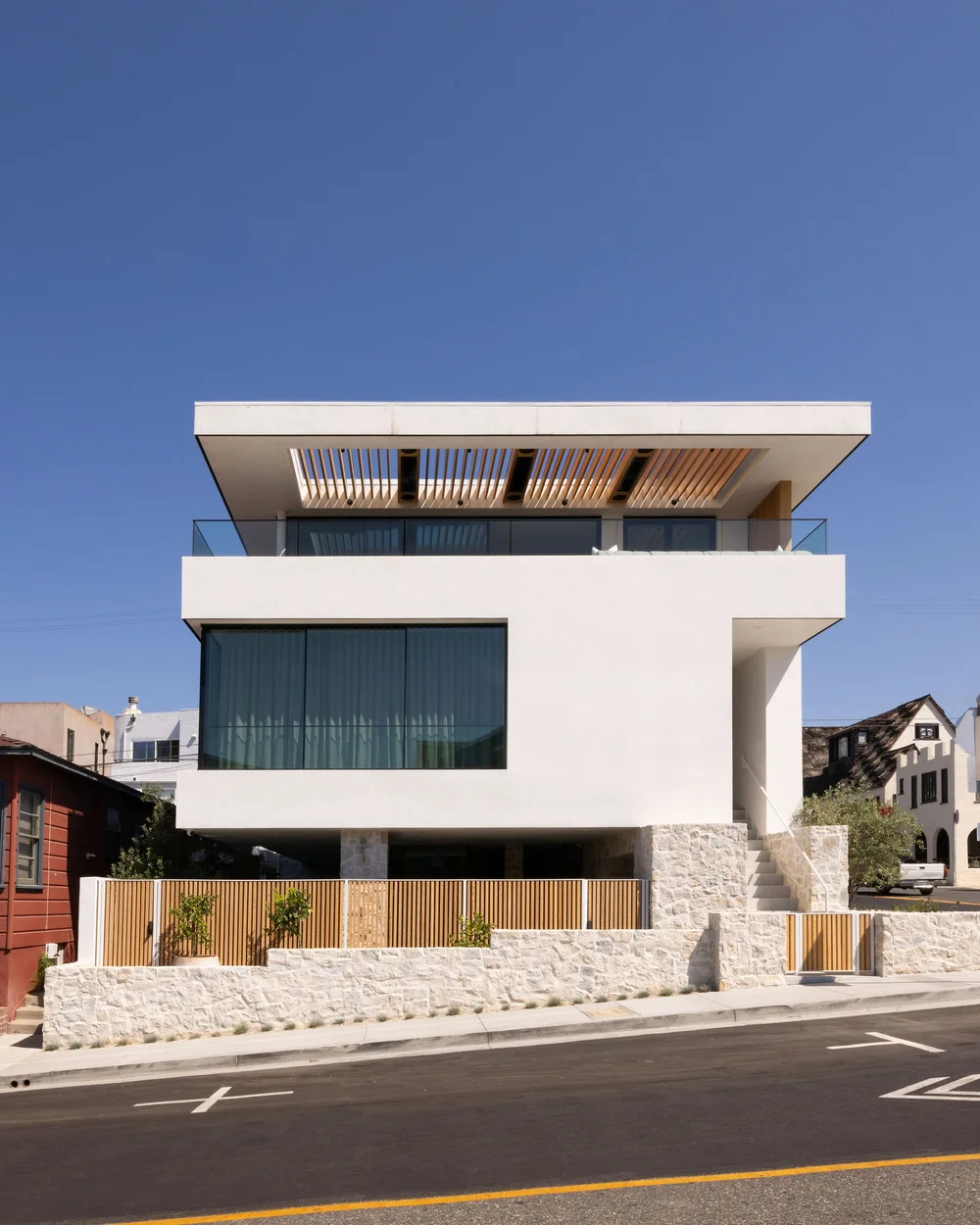 Tuscany field veneer framing a facade and entry in split and natural faces with overgrout joints.