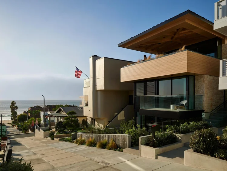 Sea Fossil ashlar veneer in split and natural faces with flush joints on a facade elevation.