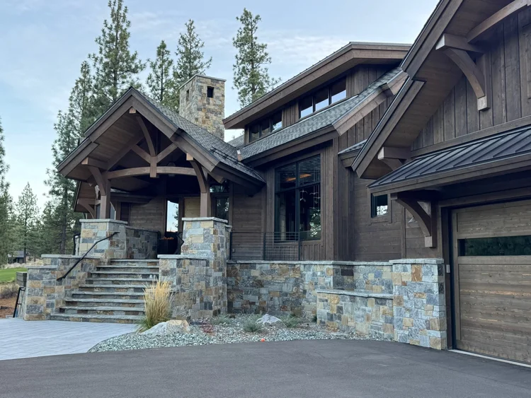Aspen Estate veneer, Silver Mountain treads, and Silver Mountain wall caps, column caps, and wainscot caps on an entry.