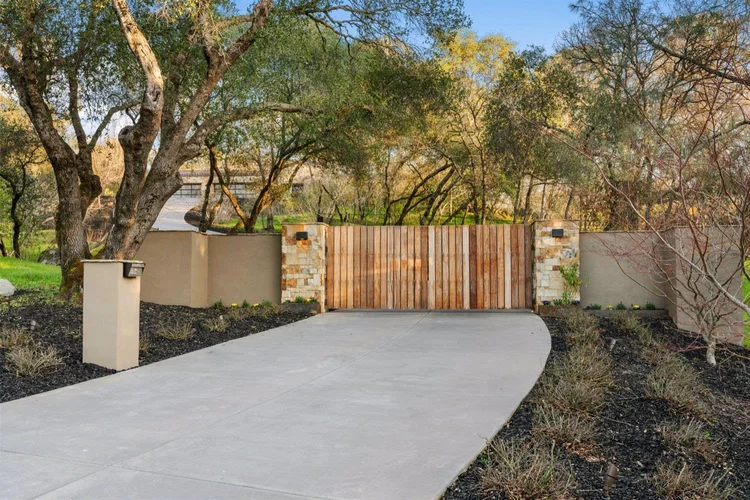 Malibu Estate veneer on an entry.