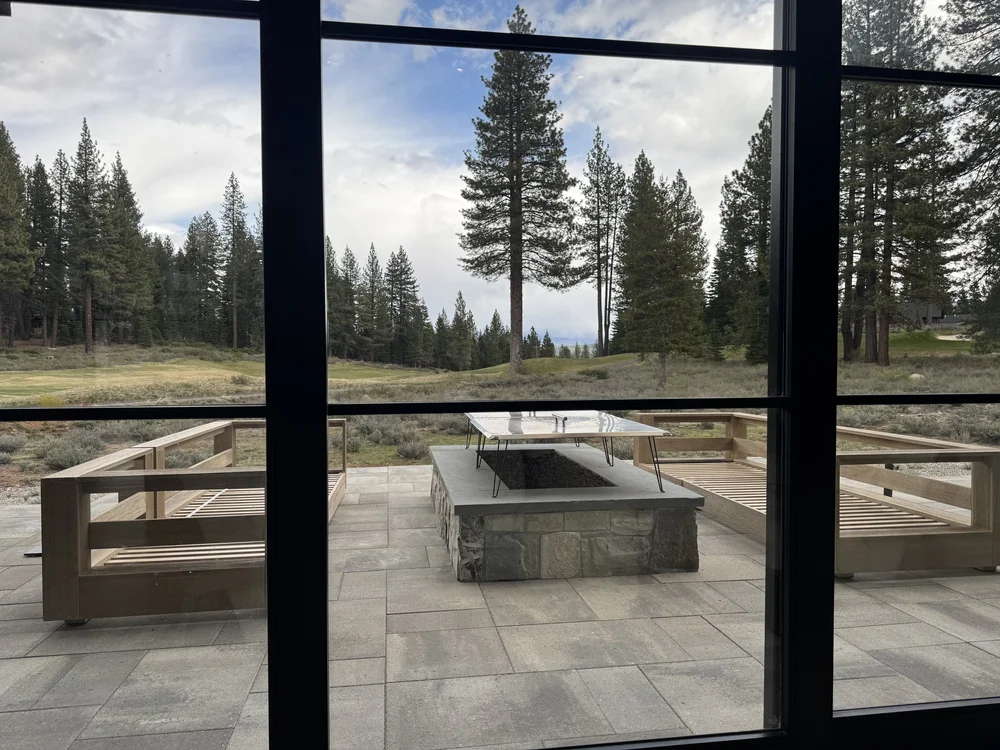 Canyon River veneer facing an outdoor fire feature in split and natural faces.