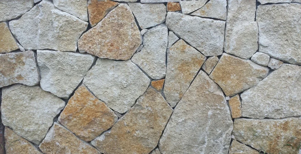 Tuscany Gold mosaic veneer swatch in split and natural faces with dry-stack joints.