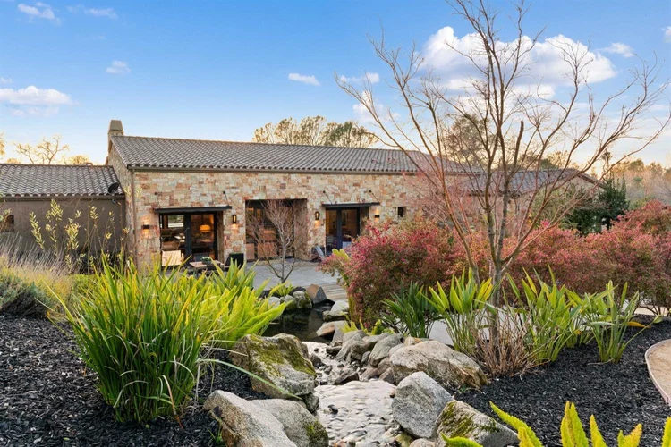Malibu Estate veneer on a facade.