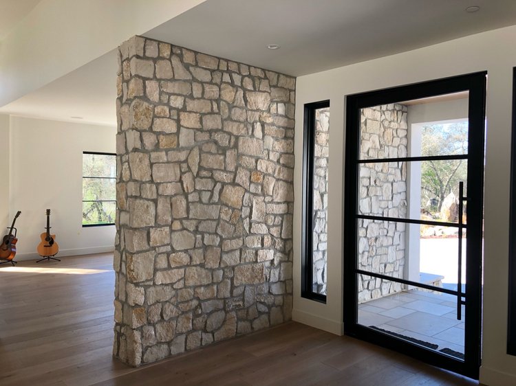 Tuscany Cream veneer and Indiana Limestone dimensional pavers on an entry.