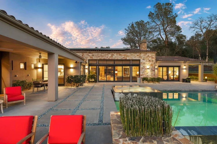 Malibu Estate veneer on a facade.