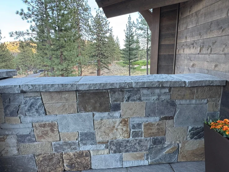 Aspen Estate veneer and Silver Mountain wall caps on a wall.